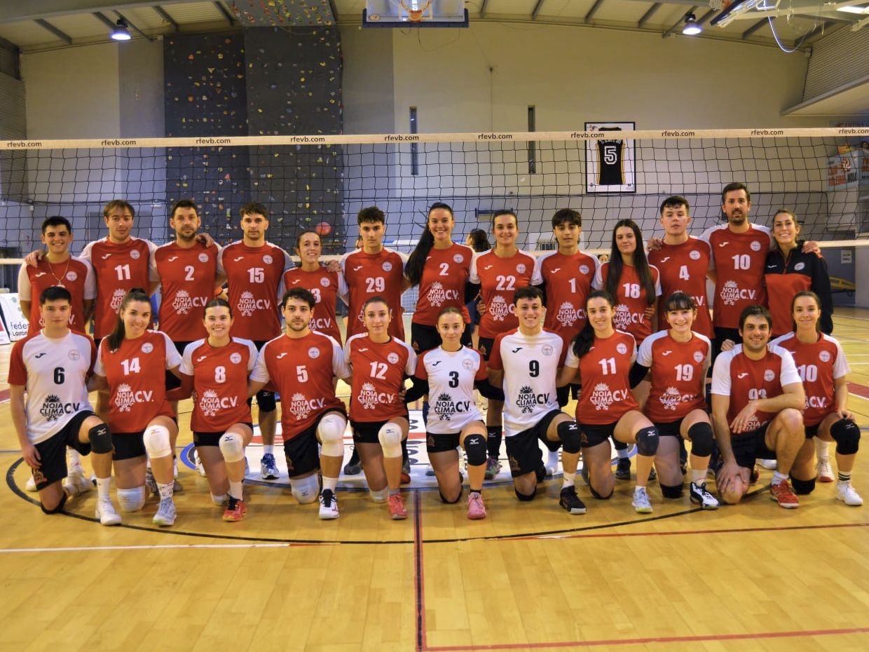 Equipos sénior masculino e feminino do Club Voleibol Noia na actualidade