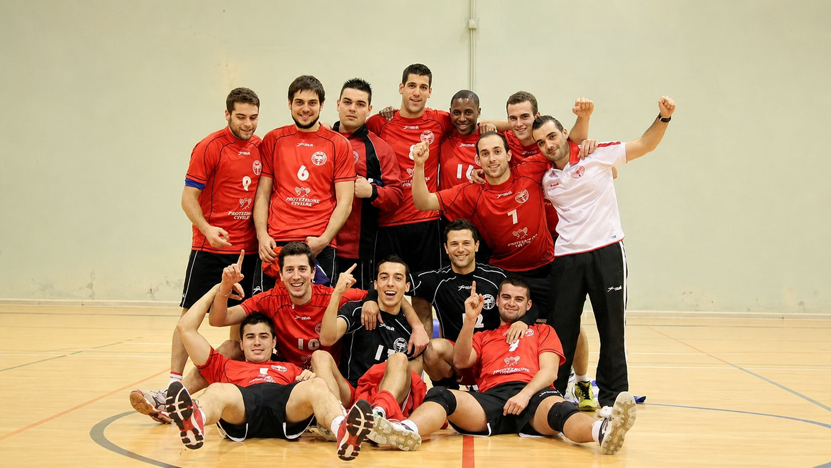 Equipo sénior masculino do Club Voleibol Noia celebrando un ascenso